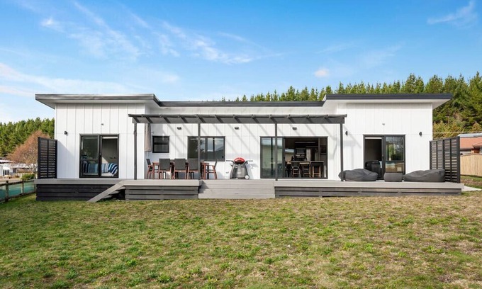 Motuoapa Cottage | The Marvel of Motuoapa - Modern Holiday Home