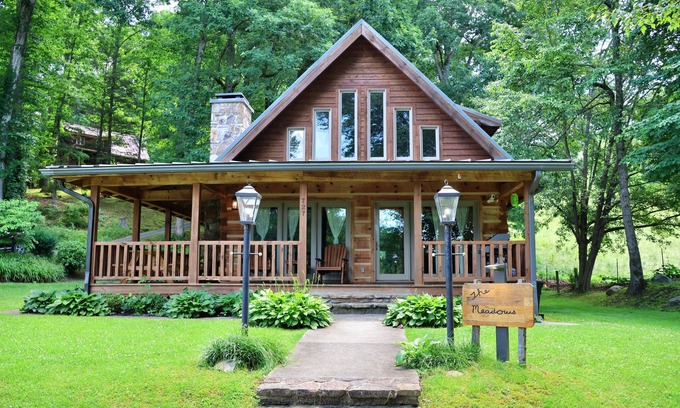 Cherokee Cabin | The Meadows: Scenic Views, Fire Pit, Luxury, King Beds