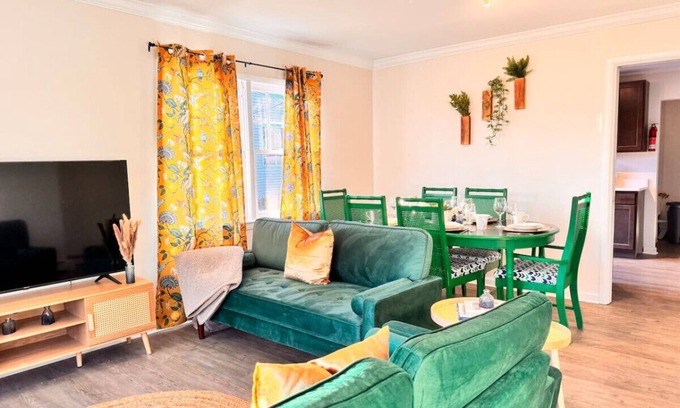 Ann Arbor House | The Michigan Green Suite near the BIG HOUSE
