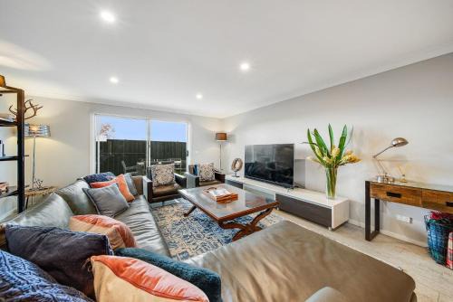Jindabyne House | The Mountain House - Luxury 4BR Home l WiFi l Netflix l BBQ l Nespresso Machine