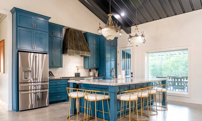 Fayetteville House | The Moxie: Luxe Barn Stay with Pool + Hot Tub + Game Room