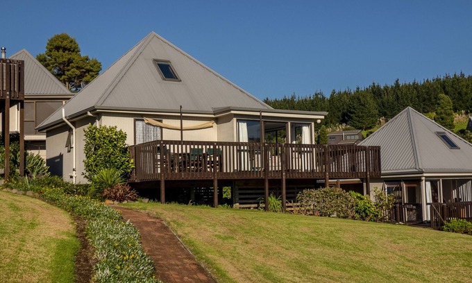 Onemana Cottage | The Music Lounge - Onemana Holiday Chalet