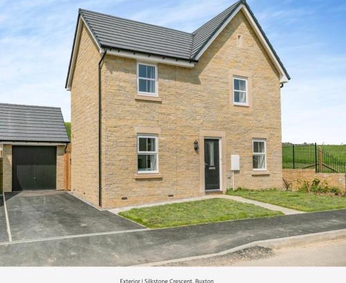 Buxton House | The Neal's 4 Bedroom House in Buxton Sleeps 8