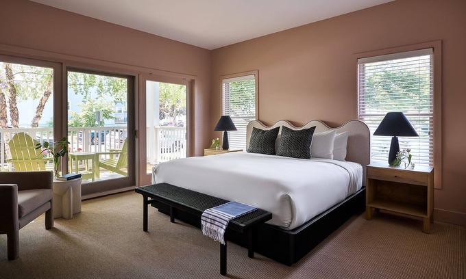 New Buffalo Apartment | The Neighborhood Hotel - New Buffalo 202 - King + Porch
