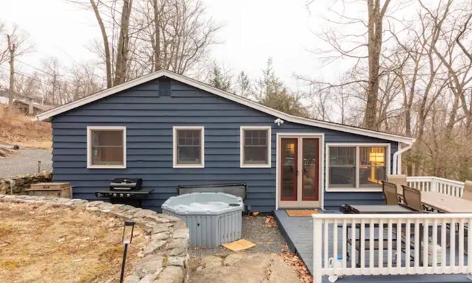Danbury House | The Nugget: Sunlit Cottage with Hot Tub & Fire Pit