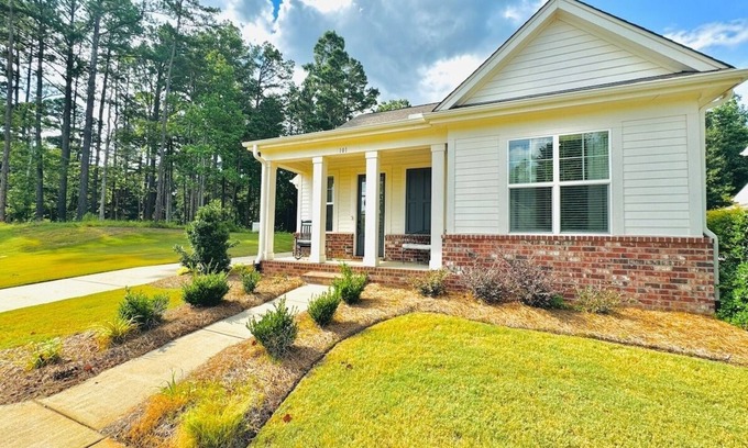 Oxford House | The Oaks, 3BR Charming Escape by Velvet Ditch Villas