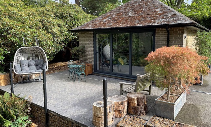 Dorking Cottage | THE OBSERVATORY ANNEXE, pet friendly, with a garden in Dorking