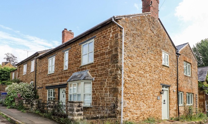 Hook Norton House | THE OLD BAKERY, family friendly, with a garden in Hook Norton