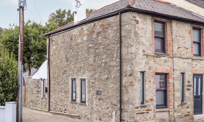 Flushing House | THE OLD CUSTOMS POST, pet friendly, with open fire in Flushing