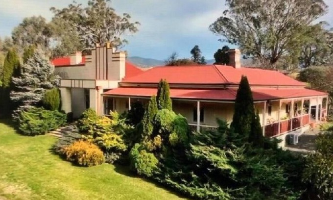 Great Alpine Valley House | The Old Ensay Hotel House