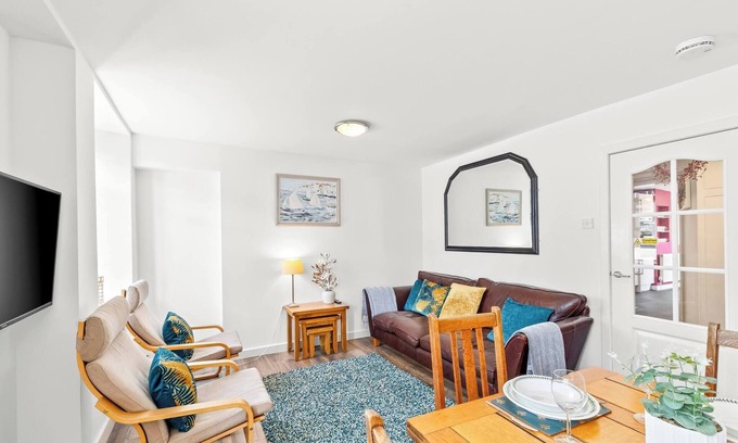 Tayport Ski Chalet | The Old Jewellers – Cosy retreat with rich history