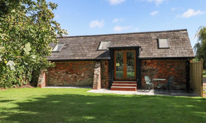 Netley Cottage | THE OLD PARLOUR, romantic, with a garden in Durley
