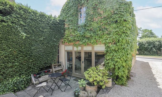 Bledington Cottage | THE OLD READING ROOM, romantic, character holiday cottage in Kingham