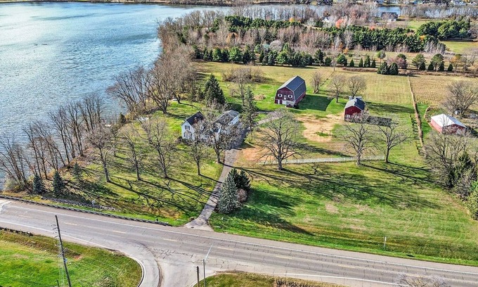 Allegan House | The Old Snow Farm: Lake Allegan Waterfront, Classic Farmhouse, Fire Pit, Patio
