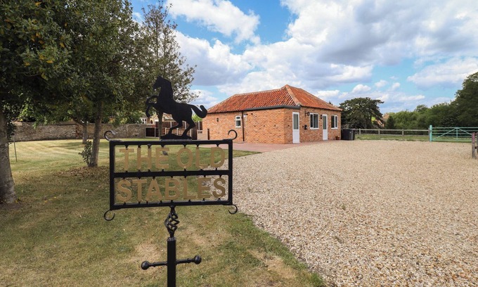 Folkingham Cottage | THE OLD STABLES, pet friendly, with a garden in Folkingham
