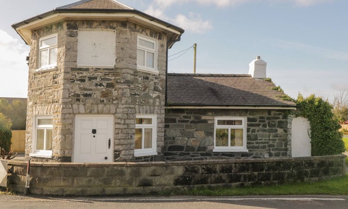Caergeiliog Cottage | THE OLD TOLL HOUSE, pet friendly, luxury holiday cottage in Valley