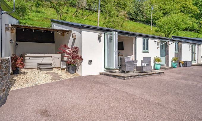 Tidenham House | The Outlook - Two Bedroom House, Sleeps 6