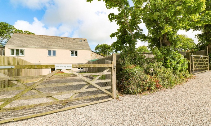 Rosudgeon Cottage | THE PACKING HOUSE, pet friendly, with a garden in Rosudgeon