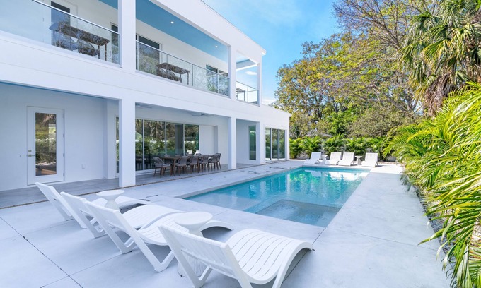 Arlington Park House | The Palace on Clematis – Siesta Key Vacation Home with Large Pool, Fire Pit & Great Location