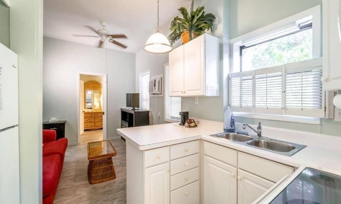Downtown Boca Grande Historic District House | The Palmetto Inn - Snook - 1 Bedroom Queen Suite
