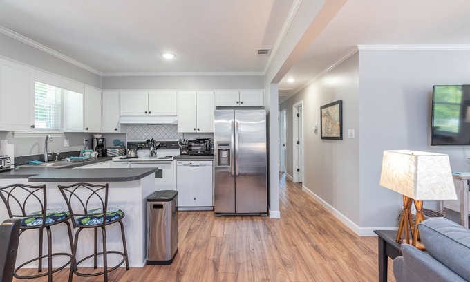 Tybee Island Cottage | The Pampered Pelican - Screened Porch. Easy Walk to Beach. Pet-Friendly!