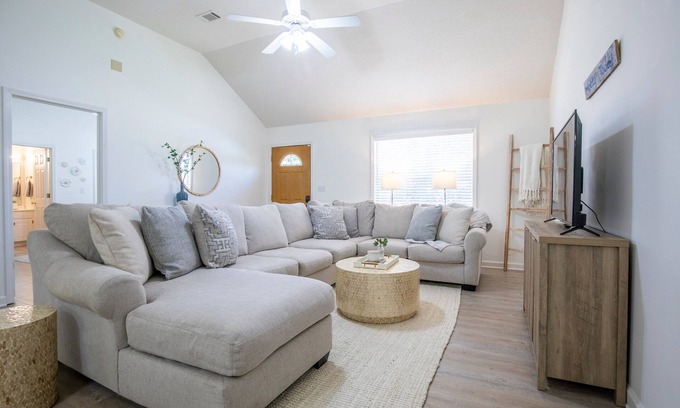 Oxford House | The Pappy, 2BR House by Velvet Ditch Villas