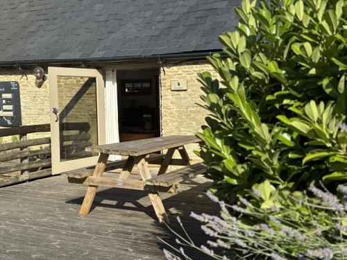 Lechlade House | The Parlour Cotswolds Farm Stay With Pool