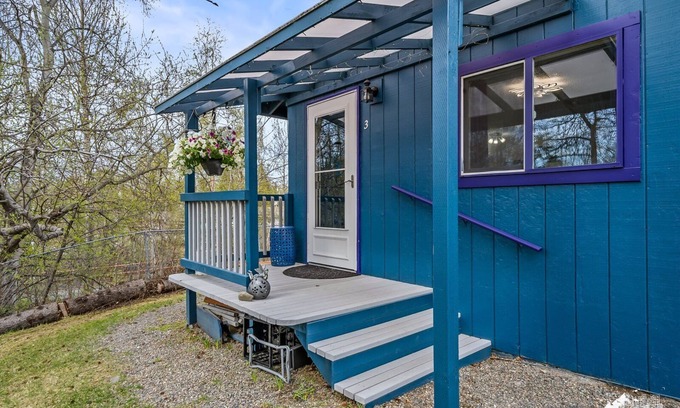 Spenard Apartment | The Peaceful Cottage- minutes from the airport and downtown!