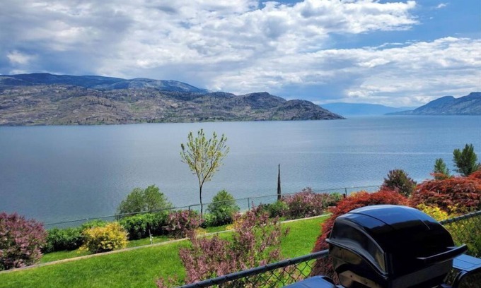 Central Okanagan Apartment | The Peach Sunrise Studio - Panoramic Lake Views!