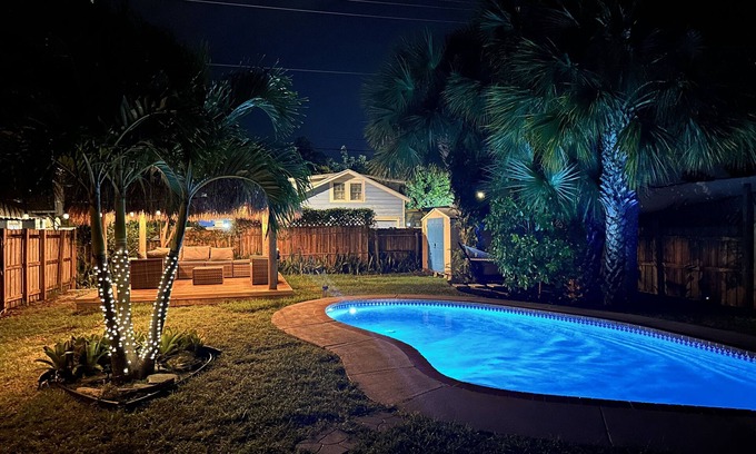 Mango Groves House | The Peacock Bungalow - Newly Renovated, Heated Pool & Jacuzzi, 5 min to Beach