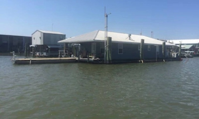 Venice Boat Rental | The Pearl - Beautiful, renovated Houseboat in Venice Marina!
