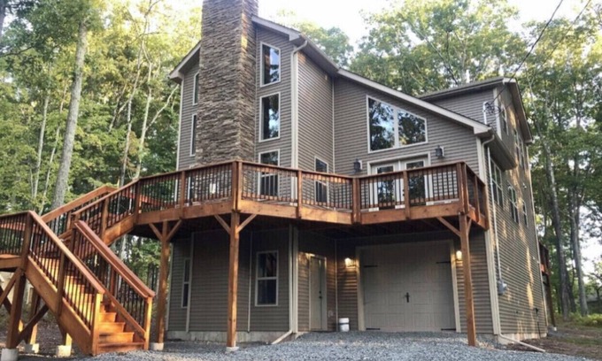 Rowland House | The Perfect Mountain-Swim-ski-hike-Chefs kitchen-Modern new built and cozy !