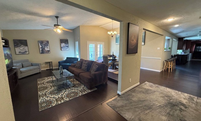 The Colony House | The Perfect Spacious Family House Centralized in The Colony
