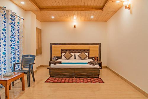 Dharampur Apartment | The Pine Trails Kasauli I Guaranteed Best Price I Serviced Villa I Open Air Rooftop I Couple Friendly I Pvt Balcony I Kasauli By Exotic Stays