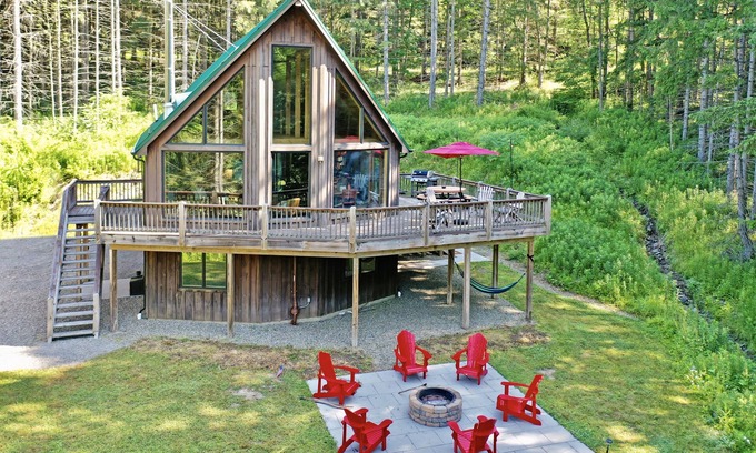 Little Valley Ski Chalet | The Pines on Maples~ Hot Tub ~ Fire Pit & Indoor Fireplace - Game Room