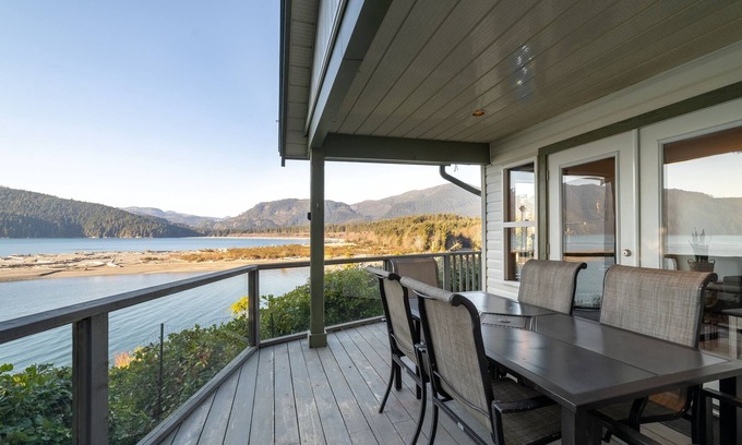 Port Renfrew House | The Point | Port Renfrew | 180-degree ocean views and private hot tub!