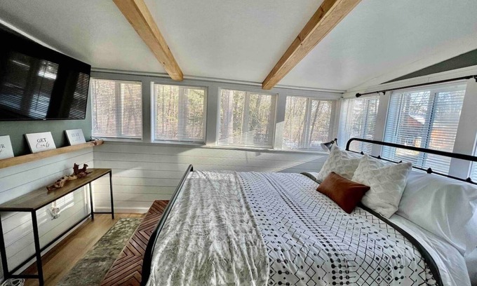 Windham Cottage | The PondeRosa cottage at Cobbett's pond