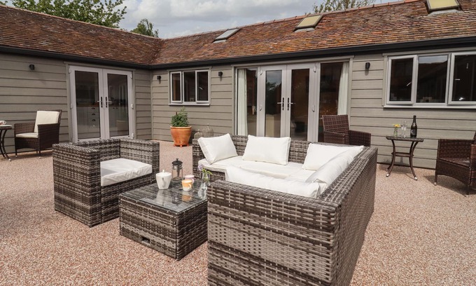 Deerhurst Other | THE POOL HOUSE, romantic, character holiday cottage in Tewkesbury