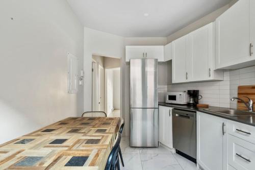 Cote-Des-Neiges—Notre-Dame-De-Grace Apartment | The Prestige Stay Chic and Bright 3BR in NDG