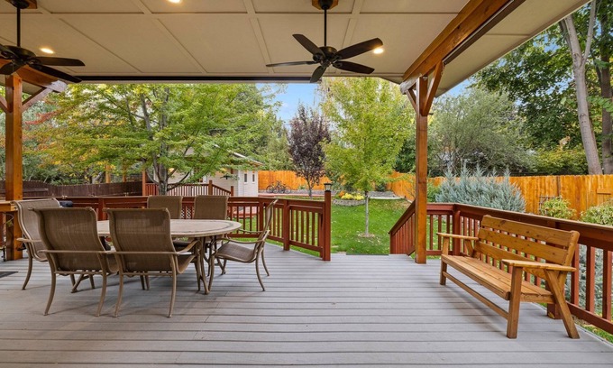 Central Rim House | The REAL BOISE RETREAT! AMAZING LOCATION & STELLAR Backyard. Bring your DOG! 2 mins to Downtown!