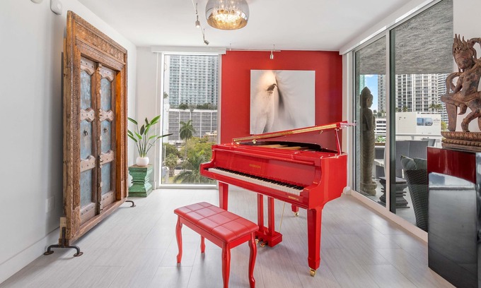 Edgewater Condo | The Red Piano Luxury Oasis · FREE Parking · Amazing Views · Grand Piano