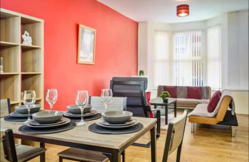 Crosby House | The Red Retreat, 7 Beds, Garden, Free Parking, Contractors & Families Welcome, Equipped for Long & Short Term Stays