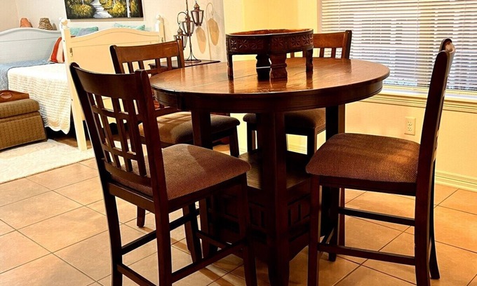 Tyler Apartment | The Red Table Near Hospital district/TJC smart TV’s in all bedrooms. All Welcome