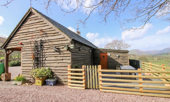 Oswestry Cottage | THE RETREAT, pet friendly, with hot tub in Llanrhaeadr-Ym-Mochnant