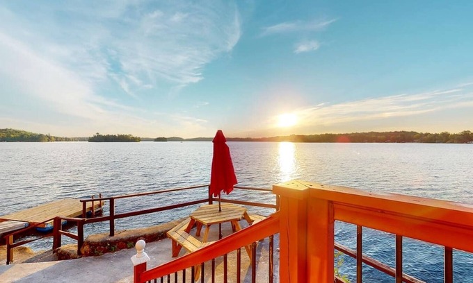 Wollaston House | The Ridge Cottage is a cozy lakefront home on Coe Hill