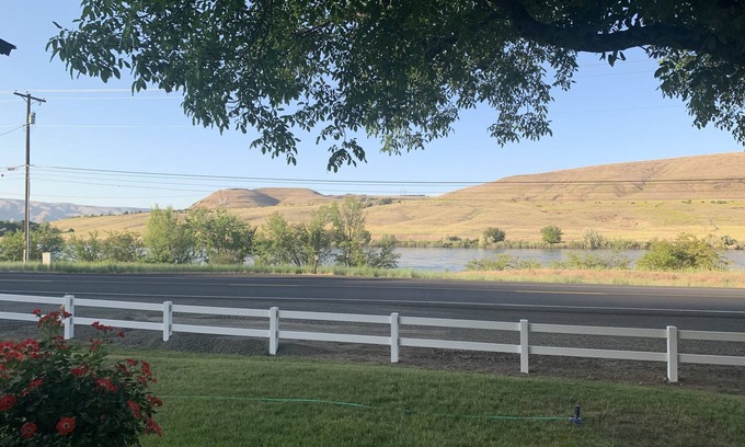 Asotin County Cottage | The River Shanty! Vintage Vibe! Expansive river view. Minutes from Town! Clean!