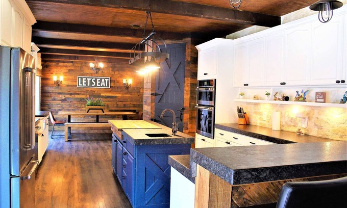 Cross Mountain House | The Rustic Inn- Family friendly, Near Fiesta Texas