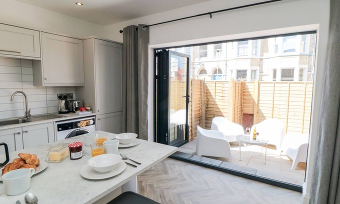 South Cliff Cottage | The Salthouse Apartment 1