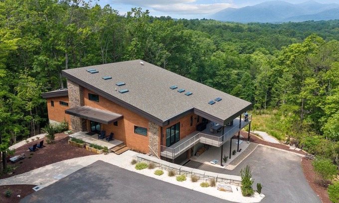 Marion House | The Sanctuary at Table Rock | Wide-Ranging Mountain Views | Hot Tub and Fireplace