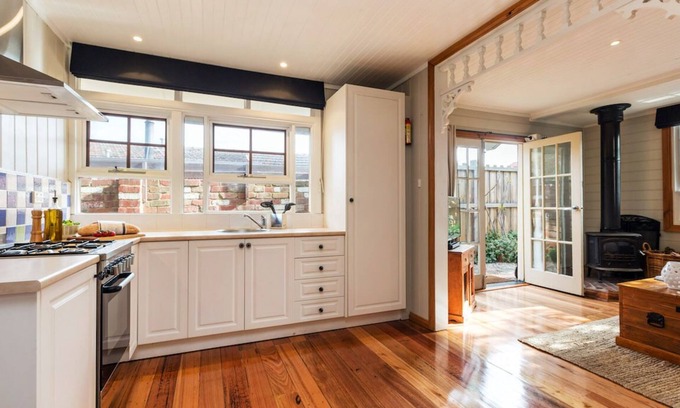 Rye Cottage | The Sandpiper - 250m from the bay beach. - Romantic Cottage Escape